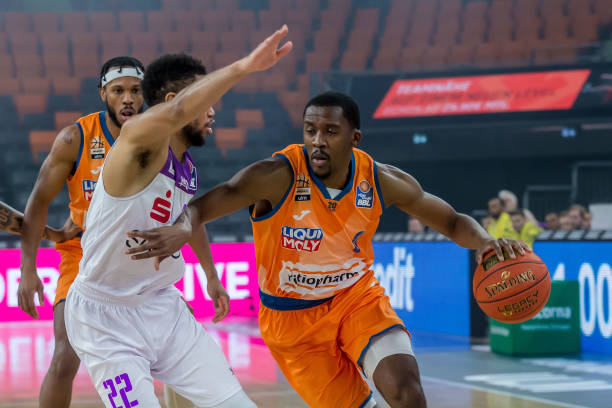 接到中场传 接到中场传